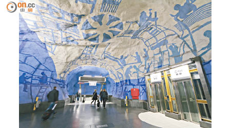 斯德哥爾摩地鐵中央站T-Centralen，以壁畫來感謝工作人員為建設地鐵系統所作出的貢獻。