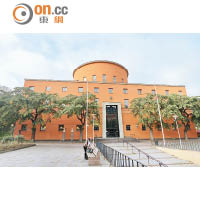 建於1928年的公共圖書館，外觀是橙啡色的圓柱體加長方體。