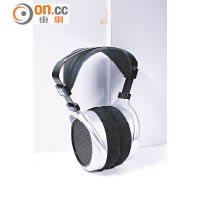 HIFIMAN HE400S平板振膜耳機外觀巨型，但音色細緻靈敏，支援35kHz高頻，適合在家中使用。售價：$2,280
