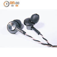 入耳式之選 <br>Onkyo E700M屬入門型號，用上13.5mm釹合金單元，並支援7Hz~40kHz頻率響應。售價：$999