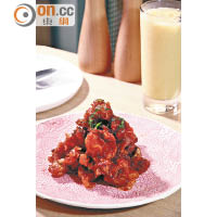 Manchurian Cauliflower $108 <br>Preeti也從中菜獲得靈感，好像這道炸椰菜花就有點像咕嚕肉，用印度甜辣醬醃製椰菜花，然後與蘿蔔、洋葱一起炒香，醒胃可口老幼咸宜。