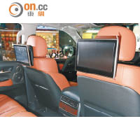 前座椅背均配備屏幕，讓中及後排乘客可在車程中欣賞節目。