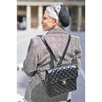 83歲都可以做時尚達人，這位有型婆婆名叫Joyce Carpati，出名着衫夠潮，兼喜歡古董手袋。
