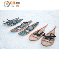 相較傳統以松葉及牛皮製成的雪鞋（右），新版本以塑膠及金屬製造，並裝上雪爪。