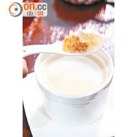 豆奶桃脂 $48/位（b）<br>將餐廳每日鮮磨的豆奶加熱，之後加入預先浸泡過的桃膠，煮至滾起，暖身又養顏。