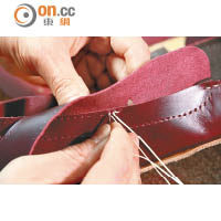 用堅韌的蠟線縫合皮革，重複穿線時要留意，針不能刺穿蠟線。