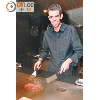 米芝蓮3星餐廳L'Atelier de Joël Robuchon行政總廚Chef David Alves對韓牛讚不絕口，最欣賞韓牛油脂豐富、肉味香濃。