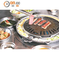 韓式燒烤方法可以迅速將表面肉汁封鎖，牛肉吃起來分外Juicy。