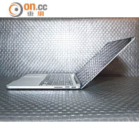 MacBook Pro用上纖薄設計，鉸位可拗動幅度較高。