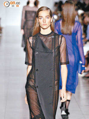 黑色透視長裙從鎖骨而下都是孖襟設計，將西裝褸的細節解構。