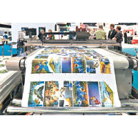 現時的印刷技術先進，可以在短時間內進行大量印刷，成本比以往低。
