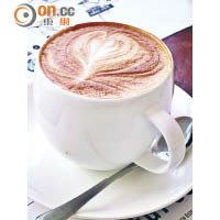 叫杯Cappuccino送麵包，非常滿足！€3.2（約HK$27）。