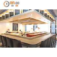 中央的巨型壽司吧枱，可容納18至20人，獨特設計可讓客人270欣賞師傅手藝。
