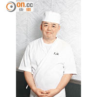 長澤佳明師傅10歲開始入廚，曾任職於東京「っきぢ田村」及靜岡市「滴翠庵翠峰」。為了專注在香港發展，更把自家在日本經營10多年的「樂彩膳草庵」結束。