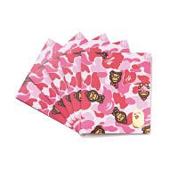 於BAPE STORE® HONG KONG及BAPE KIDS®店舖購買指定貨品滿淨價$3,000，即可免費獲贈BABY MILO®利是封乙套。（A）