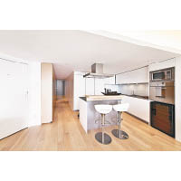 廚房採用島式設計，既可增強空間感，亦方便屋主與客人交流下廚心得。
