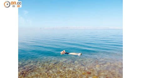 死海只有約旦河一個出入口，海水水位正每年減退。