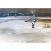 「在夢中的一夜」捕捉了充滿香港特色的雲海。