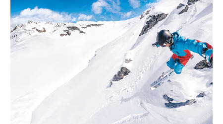 踏入滑雪旺季，去外國滑雪時不妨使用動感四式玩自拍。（設計圖片）