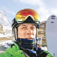 2006年在新西蘭考取滑雪教練牌，由2007年執教至今約10年的Lolo表示，滑雪拍片後可從影片中修正自己的姿勢及技術。（網址：www.facebook.com/loloyau）
