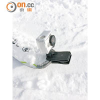 為Action Cam加裝防水殼和固定器，裝於雪橇或雪板上。