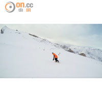 採用追蹤式拍攝時，可將Action Cam裝於一人身上或手持電動雲台，追逐另一人滑雪。