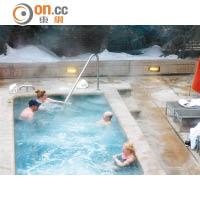 酒店設有露天熱力按摩池，在零下8度浸個熱水澡，上水嗰刻就你諗你喇。