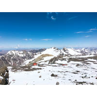 Wyan來到五千多米，一覽眾山小，有種大地在我腳下之感。