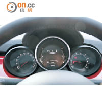 三圈式儀錶板，中央銀色鍍鉻包邊的大圓錶是3.5吋TFT小屏幕，為駕駛者提供各種相關的行車資訊。