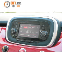 透過中控台5吋輕觸式屏幕，可操控車上音響及多媒體系統。