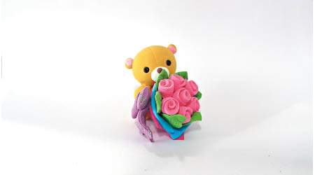 用輕黏土製作的小熊，手持一大束粉紅玫瑰花，又萌又浪漫。