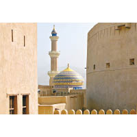Nizwa曾經是阿曼的政教中心所在，市內的清真寺數目比其他城市都多。
