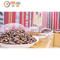 Dates Souq所售賣的10款波斯棗乾果之中，以甜度最高的Al Khalas最受當地人歡迎，售價每公斤OMR1。