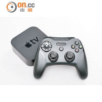 SteelSeries Stratus XL支援作Apple TV無線手掣，玩賽車或動作遊戲時更輕鬆。Stratus XL售價：$899（b）、Apple TV售價：$1,188起（c）