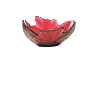 盤子的設計靈感來自法國橡樹的樹葉，不規則的形態，散發出優雅的氣息。$13,000（b）
