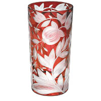 透明的花朵圖案在紅色杯身襯托下，顯得清新脫俗，為家居添上浪漫情調。$2,830（c）