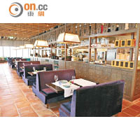 餐廳置有色彩斑斕的桌椅，與開放式廚房營造出開揚氛圍。