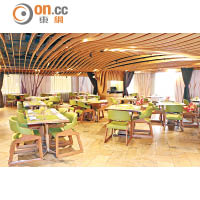餐廳內裝設計簡約，綠色餐椅予人清新感覺。