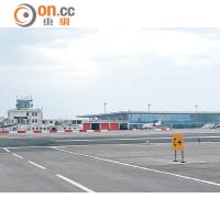 機場跑道與公路共用，航班升降時才會封閉。