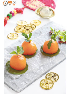 大吉大利 $40（a）<br>外形如柑桔般的柚子口味蝦餃，外皮和餡料均加入了柚子皮，以薄荷葉作飾，咀嚼時滲出柚子清香。