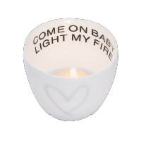 名為「Come on baby light my fire」的陶瓷燭杯，一點起燭光，燭杯便會現出心形，還有火辣辣的纏綿情話，好鬼馬呢！$69（a）