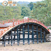 「反橋」歷史悠久，鐮倉時期已有記載，又名「勅使橋」，意即天皇使者使用的橋。