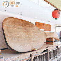 附近展出世界最大的飯杓，長7.7米，重2.5噸，以樹齡有270年的櫸木製成。