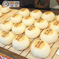 去宮島未必一定要吃蠔，「錦本舖」元祖蒸饅頭同樣出名，有廣島牛、穴子、豆乾等多種口味，¥430（約HK$29）起。