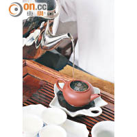 沖泡時要高沖細流，讓水緩緩注入茶具，並讓熱水淋在茶壺身上保持溫度。
