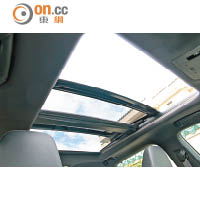 全景式電動天窗，開啟長度達253mm，令車廂開揚度大增。