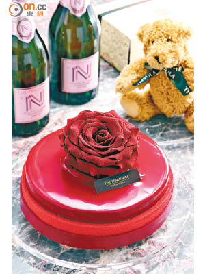 最愛 $550（C） <br>比真花還要漂亮的紅玫瑰花，入面是櫻花慕絲、櫻桃及杏仁蛋糕，啖啖花香。
