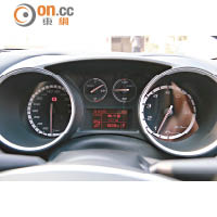 儀錶板造型富立體感，中央還有輔助屏幕豐富行車資訊。