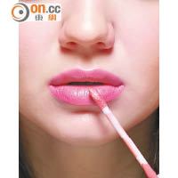 4.最後可為唇妝塗搽一層淡粉紅色唇彩，增加水凝感。