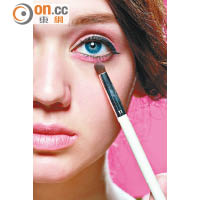 2. 以粉紅色眼影或眼線筆，掃上柔和的粉紅色下眼線，營造粉紅色煙熏眼妝效果。